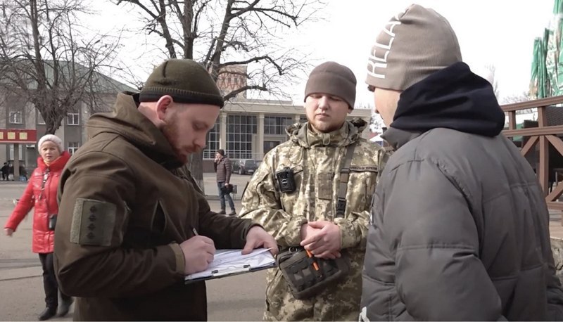 Військовозобов'язаному чоловіку виписують повістку. 