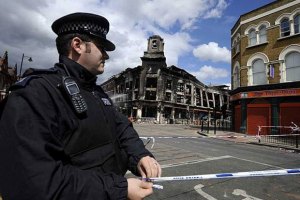В Лондоне участники беспорядков стреляли в невооруженных полицейских 