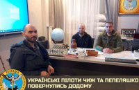 Двох українських пілотів звільнили з полону в РФ: їх примушували записувати відео і погрожували відрізанням частин тіла