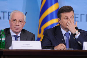 Янукович наорал на Азарова