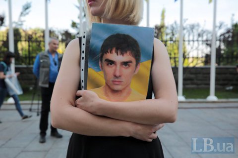 Вдовы бойцов ВСУ провели пикет на Банковой против референдума, предложенного командой Зеленского