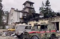Рятувальники показали, як розбирають завали зруйнованої обстрілами пожежної частини у Пущі