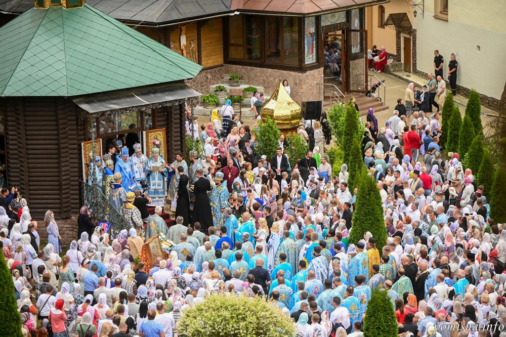 Прочани в Манявському скиті.