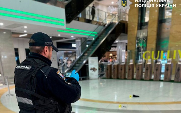 ​У київському ТЦ загинув чоловік: він упав з п'ятого поверху