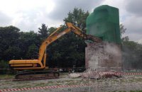 Памятник чекистам в Киеве попытались снести гидромолотом (обновлено)