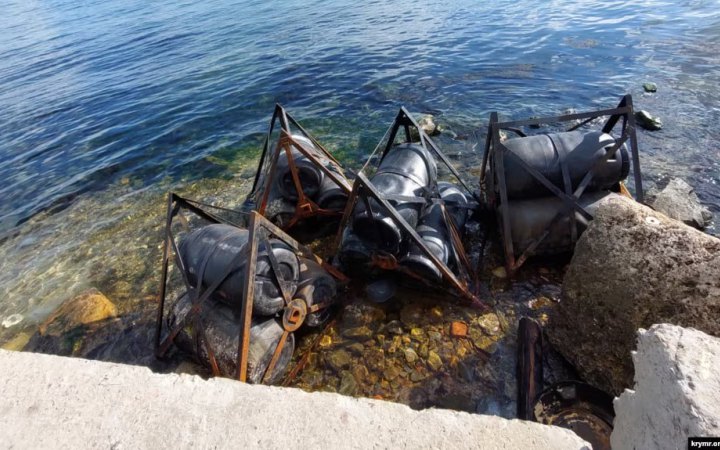 Загородження, якими окупанти захищали Кримський міст, винесло на берег у Керчі