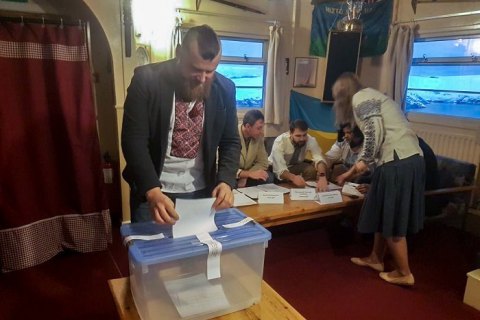 Українські полярники проголосували в другому турі виборів президента