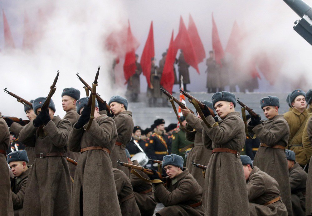 Репетиція військового параду на Червоній площі в Москві, 7 листопада 2016 р.&nbsp;У сучасній Росії відновили
культ перемоги як фактично квазірелігійний культ<i>.</i>