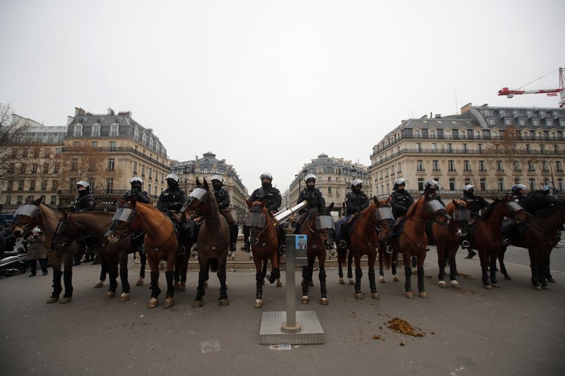 "Желтые жилеты" вышли на очередную акцию в Париже, 37 задержанных 5