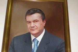 В парламенте Литвы снимают портрет Януковича