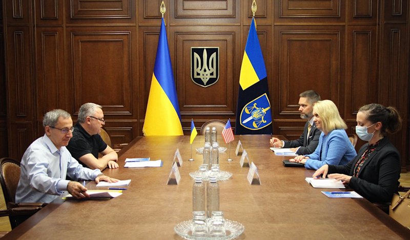 Генпрокурор Андрій Костін під час зустрічі з послом США в Україні Бріджит Брінк (праворуч у центрі), 3 серпня 2022