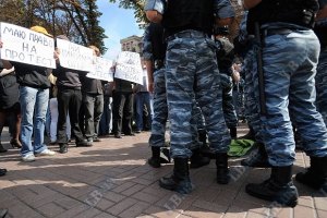 Київська міліція затримує активістів за агітки проти "регіонала"