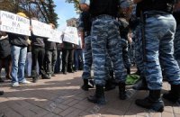 Киевская милиция задержала активистов за агитики против "регионала"