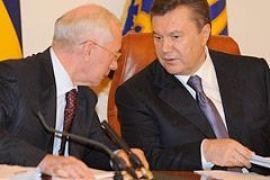 Янукович поручил Азарову проконтролировать выплату зарплат