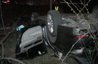 На Столичном шоссе в Киеве в один микроавтобус врезались два автомобиля