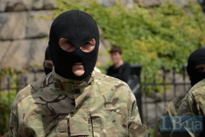 У Києві люди в балаклавах побили спостерігача "Опори"