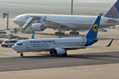 В аэропорту "Борисполь" пассажирка взобралась на крыло самолета