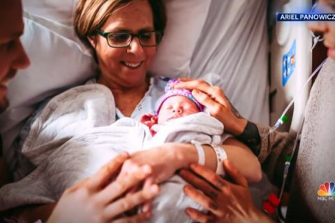 ​61-летняя американка родила ребенка для сына-гея и его мужа