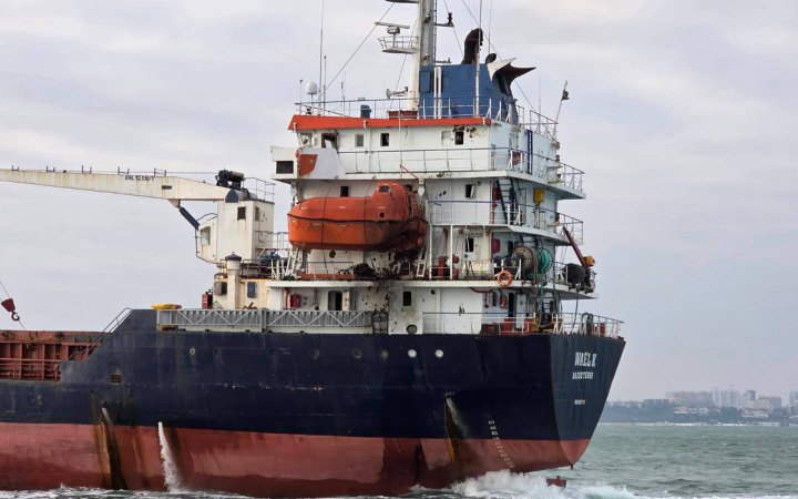 Кулеба: Росія атакувала два цивільні судна біля порту Одещини, є жертви серед екіпажу