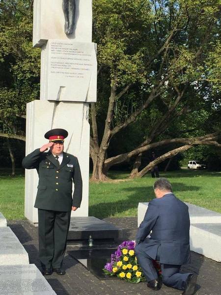 Президент Петро Порошенко встав на коліна перед пам’ятником Жертвам Волині 8 липня 2016.