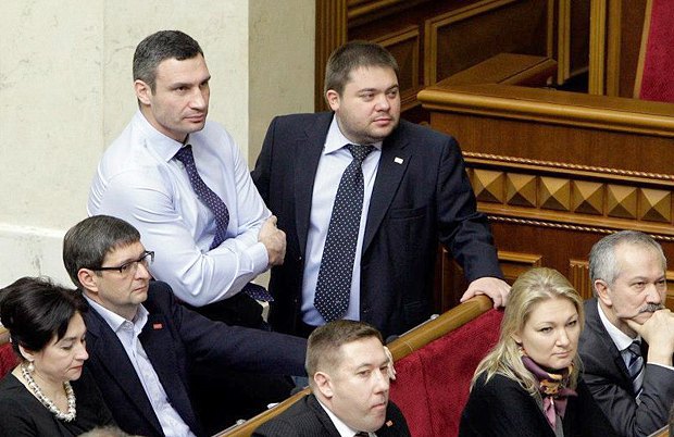 Фракция УДАР в парламенті у 2013 році (зліва направо): Марія Матіос, Віталий Ковальчук, Віталий Кличко, Віталій Карпунцов 