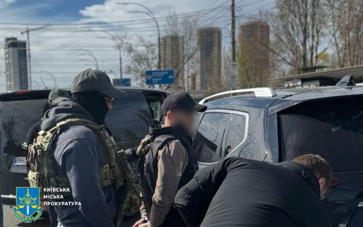 500 доларів за кожну торгову точку: посадовця Деснянської РДА затримали під час отримання “данини”