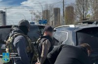 500 доларів за кожну торгову точку: посадовця Деснянської РДА затримали під час отримання “данини”