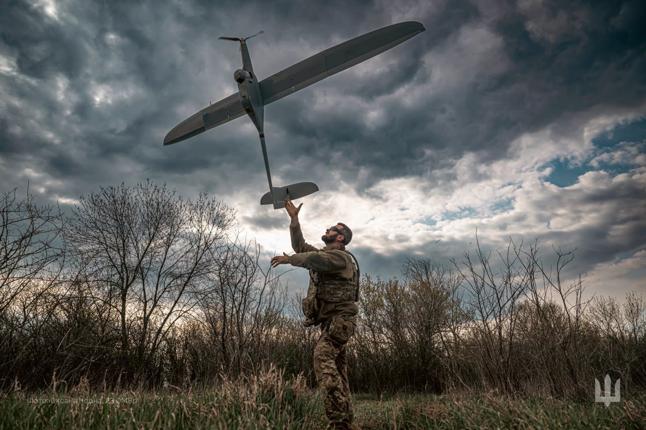 Оператор безпілотних літальних апаратів з позивним Фотограф запускає розвідувальний літак <i>FlyEye</i>.