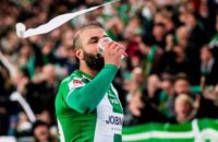 У чемпіонаті Швеції футболіст відсвяткував свій гол випитою склянкою з пивом, яку кинули з трибуни