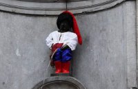 "Писающего мальчика" в Брюсселе нарядили в украинский костюм
