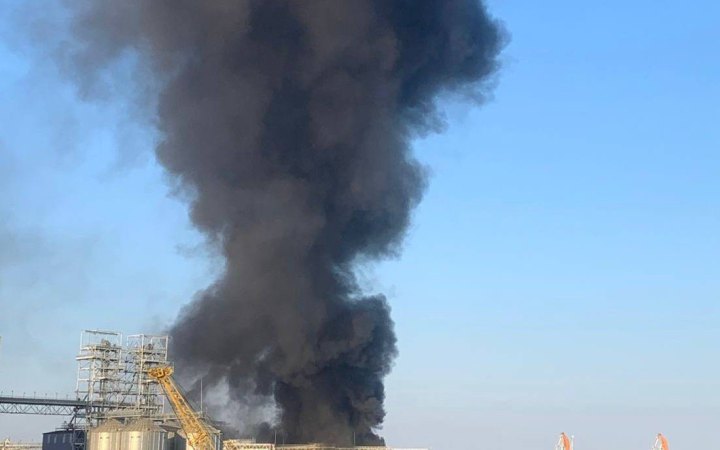 У порту Чорноморська спалахнула пожежа