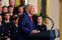 Трамп готовий давати гроші та квитки на літак нелегальним мігрантам, які вирішать «самодепортуватися»