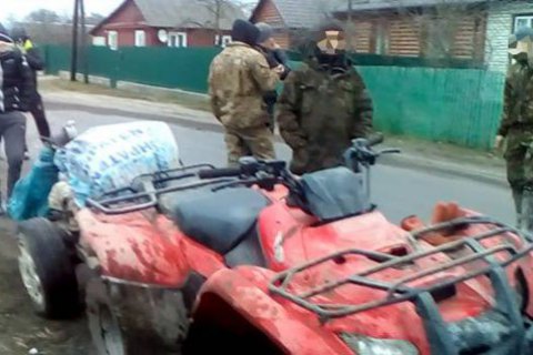 У Рівненській області копачі бурштину відбили в поліції мотопомпу та погрожували розправою