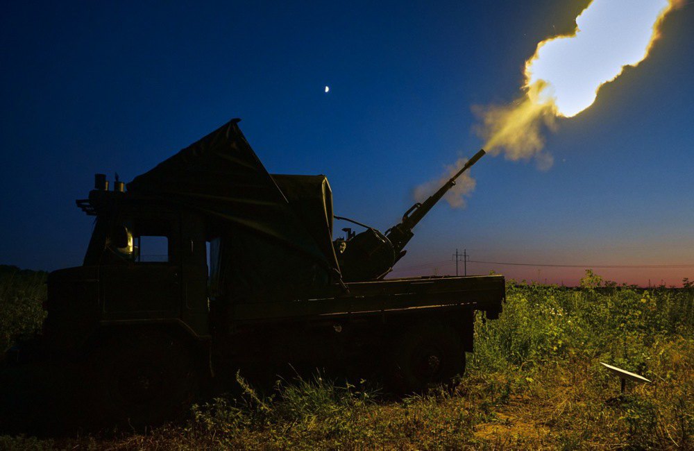 Військовослужбовці мобільної вогневої групи боротьби ЗСУ ведуть вогонь із зенітної гармати ЗУ-23 по російському безпілотнику, що
летять у напрямку Харкова , 2 липня 2025 р,