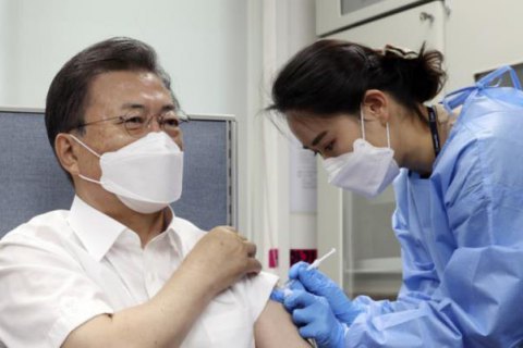 Президент Южной Кореи с женой сделали прививки вакциной AstraZeneca