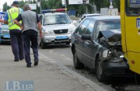 В Киеве Mercedes протаранил "маршрутку" с пассажирами