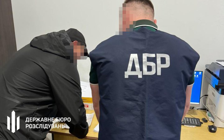 На Львівщині затримали двох правоохоронців під час отримання хабаря за закриття кримінальної справи