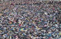 Тисячі українців лягли на площі в центрі Варшави, вимагаючи закрити небо над Україною