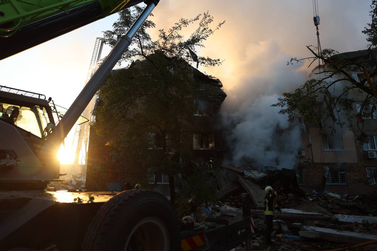 На місці удару по житловій будівлі в Дарницькому районі.