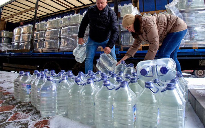 На окупованому сході України росіяни дають населення прісну воду при наявності паспорта РФ 