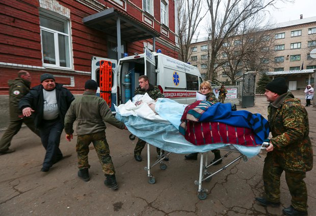 Раненый в Дебальцево боец у госпиталая в Артемовске