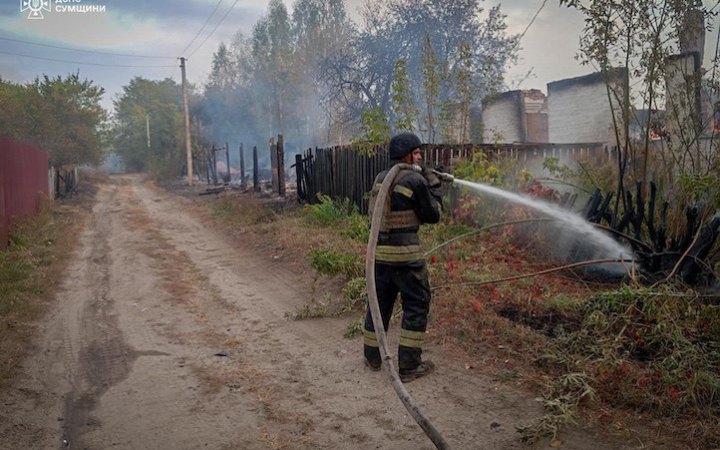 Унаслідок вчорашніх обстрілів Сумської області горів будинок