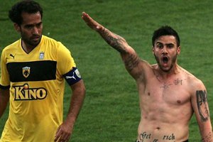 Греческий футболист отметил забитый гол нацистким приветствием