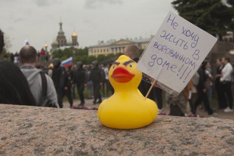 Жителя Санкт-Петербурга заарештували на 25 діб за надувну качку в вікні