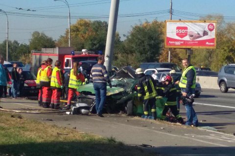У Києві автомобіль врізався у ліхтарний стовп: 2 загиблих, 4 поранених (оновлено)
