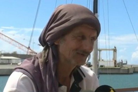 В Індійському океані врятували польського моряка, який півроку дрейфував на човні з котом
