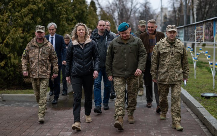  Міністерка оборони Нідерландів Кайса Оллонгрен відвідала позиції ЗСУ на сході