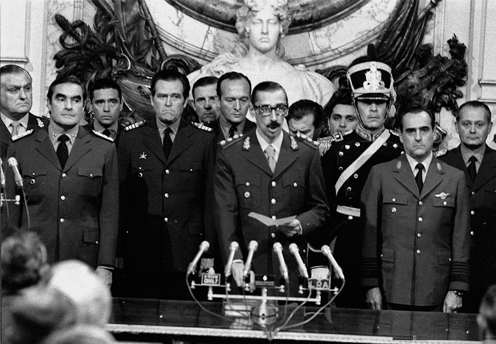 Присяга Хорхе Рафаель Відела під час державного перевороту 1976 року в Аргентині. 24 березня 1976 була скинута з посади президента Аргентини і була встановлена військова диктатура, яку очолив генерал-лейтенант Хорхе Рафаель Відела, адмірал Еміліо Едуардо Массера і генерал Орландо Агості.