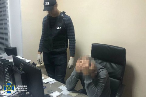 В Днепре СБУ разоблачила врача, штамповавшего до 30 фальшивых COVID-сертификатов ежедневно