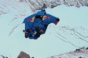 Экстремалу из России удался рекордный прыжок с Эвереста